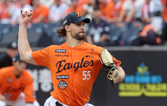 19일 대전한화생명볼파크에서 열린 2025 프로야구 KBO리그 포스트시즌 플레이오프 2차전 삼성 라이온즈와 한화 이글스의 경기. 한화 선발 와이스가 역투하는 모습. 연합뉴스