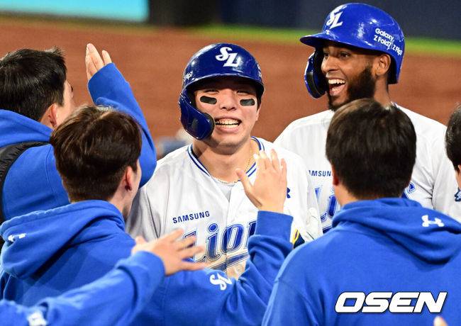 [OSEN=대구, 조은정 기자]22일 대구 삼성라이온즈파크에서 2025 신한 SOL Bank KBO리그 포스트시즌 플레이오프 4차전 삼성 라이온즈와 한화 이글스의 경기가 열렸다.홈팀 삼성은 원태인, 방문팀 한화는 정우주를 선발로 내세웠다.7회말 1사 1,2루 삼성 김영웅이 역전 3점 홈런을 날린 뒤 더그아웃에서 축하를 받고 있다. 6회 동점 3점 홈런에 이은 멀티 홈런. 2025.10.22 /cej@osen.co.kr