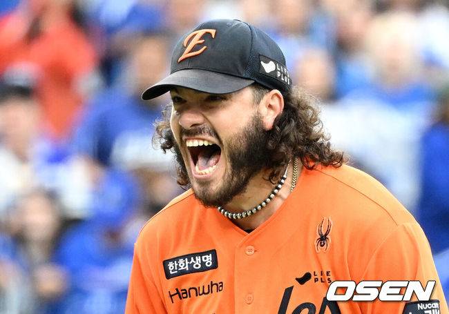 [OSEN=대전, 이대선 기자] 18일 오후 대전 한화생명볼파크에서 2025 신한 SOL Bank KBO리그 포스트시즌 플레이오프 1차전 한화 이글스와 삼성 라이온즈의 경기가 열렸다.한화는 폰세, 삼성은 가라비토를 선발 투수로 내세웠다.1회초 2사에서 한화 폰세가 삼성 구자욱을 삼진 처리하고 환호하고 있다. 2025.10.18 /sunday@osen.co.kr