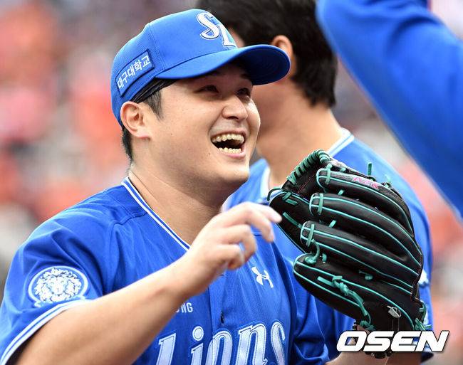 [OSEN=대전, 손용호 기자] 19일 오후 대전 한화생명볼파크에서 2025 신한 SOL Bank KBO리그 포스트시즌 플레이오프 2차전 한화 이글스와 삼성 라이온즈의 경기가 열렸다.한화는 라이언 와이스, 삼성은 최원태를 선발 투수로 내세웠다.  7회말 권광민을 삼진으로 처리 7이닝을 1실점으로 막아낸 최원태가 기뻐하고 있다. 2025.10.19 /spjj@osen.co.kr