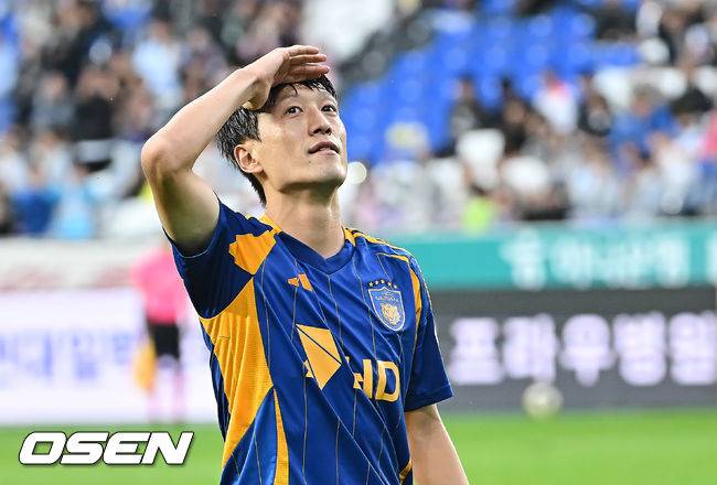 [OSEN=울산, 이석우 기자] 18일 울산 문수축구경기장에서 하나은행 K리그1 2025 울산 HD와 광주FC의 경기가 열렸다.  신태용 감독 경질을 두고 후폭풍이 몰아친 울산은 급격히 무너져 강등권까지 추락했고, 반면 광주FC는 파이널A 진출의 마지막 불씨를 살리기 위해 총력전에 나섰다.울산 HD 이청용이 페널티킥을 성공하고 골프 세리머니를 하고 있다. 2025.10.18 / foto0307@osen.co.kr