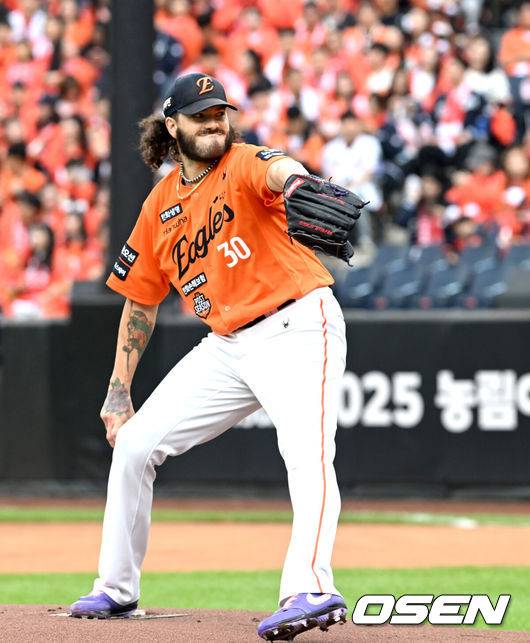 [OSEN=대전, 손용호 기자] 18일 오후 대전 한화생명볼파크에서 2025 신한 SOL Bank KBO리그 포스트시즌 플레이오프 1차전 한화 이글스와 삼성 라이온즈의 경기가 열렸다. 한화 선발 폰세가 힘차게 공을 뿌리고 있다. 2025.10.18 /spjj@osen.co.kr