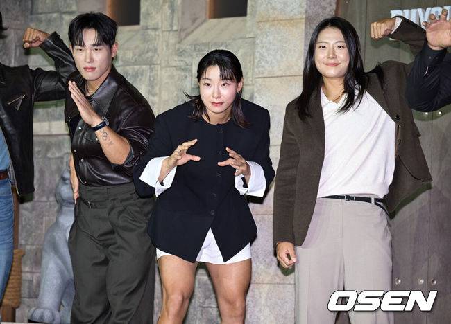 [OSEN=조은정 기자] 넷플릭스 '피지컬: 아시아' 제작발표회가 24일 오후 서울 강남구 웨스틴 서울 파르나스에서 열렸다.피지컬: 아시아는 한국, 일본, 태국, 몽골, 튀르키예, 인도네시아, 호주, 필리핀 등 8개국이 국기를 걸고 펼치는 피지컬 전쟁이다. 윤성빈, 장은실, 최승연이 포즈를 취하고 있다. 2025.10.24 /cej@osen.co.kr