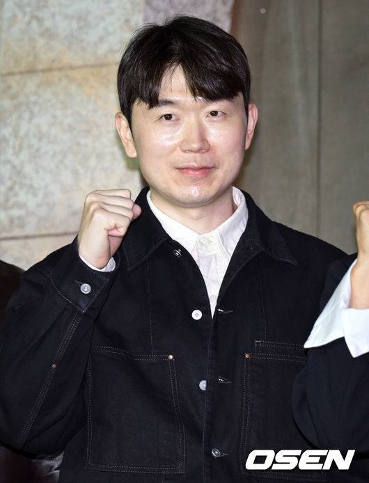 [OSEN=조은정 기자] 넷플릭스 '피지컬: 아시아' 제작발표회가 24일 오후 서울 강남구 웨스틴 서울 파르나스에서 열렸다.피지컬: 아시아는 한국, 일본, 태국, 몽골, 튀르키예, 인도네시아, 호주, 필리핀 등 8개국이 국기를 걸고 펼치는 피지컬 전쟁이다.&nbsp;장호기 PD가 포즈를 취하고 있다. 2025.10.24 /cej@osen.co.kr