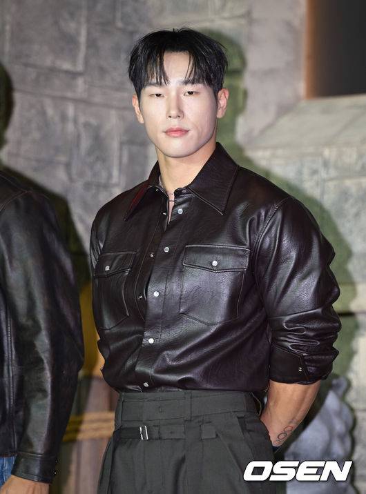 [OSEN=조은정 기자] 넷플릭스 '피지컬: 아시아' 제작발표회가 24일 오후 서울 강남구 웨스틴 서울 파르나스에서 열렸다.피지컬: 아시아는 한국, 일본, 태국, 몽골, 튀르키예, 인도네시아, 호주, 필리핀 등 8개국이 국기를 걸고 펼치는 피지컬 전쟁이다. 윤서성빈이 포즈를 취하고 있다. 2025.10.24 /cej@osen.co.kr