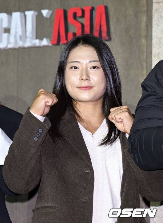 [OSEN=조은정 기자] 넷플릭스 '피지컬: 아시아' 제작발표회가 24일 오후 서울 강남구 웨스틴 서울 파르나스에서 열렸다.피지컬: 아시아는 한국, 일본, 태국, 몽골, 튀르키예, 인도네시아, 호주, 필리핀 등 8개국이 국기를 걸고 펼치는 피지컬 전쟁이다.&nbsp;최승연이 포즈를 취하고 있다. 2025.10.24 /cej@osen.co.kr