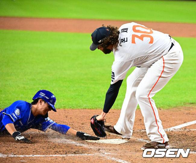 [OSEN=대전, 지형준 기자] 24일 오후 대전 한화생명볼파크에서 2025 신한 SOL Bank KBO리그 포스트시즌 플레이오프 5차전 한화 이글스와 삼성 라이온즈의 경기가 열렸다.한화는 코디 폰세, 삼성은 최원태를 선발 투수로 내세웠다.2회초 2사 3루에서 삼성 이재현이 김지찬의 스트라이크 낫아웃 포일에 한화 폰세에 앞서 홈에서 슬라이딩 세이프되고 있다. 2025.10.24 /jpnews@osen.co.kr