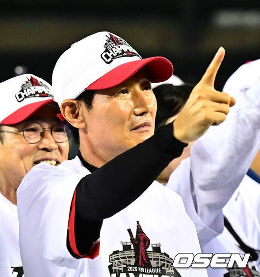 [OSEN=잠실, 지형준 기자] 프로야구 LG 트윈스가 극적으로 2025 정규시즌 우승을 차지했다. 자력 우승이 물거품이 된 LG는 SSG 랜더스가 한화 이글스에 극적인 끝내기 승리를 거두면서 우승을 확정했다.&nbsp;LG는 1일 서울 잠실구장에서 열린 2025 KBO리그 NC와 시즌 마지막 경기에서&nbsp;3-7로 패배했다.&nbsp;이로써 LG는 85승 3무 56패로 시즌을 마쳤다.&nbsp;LG 염경엽 감독이 우승 세리머니를 하고 있다. 2025.10.01 /jpnews@osen.co.kr