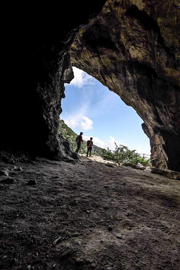 도선굴로 이어진 벼랑길이 걸작이다천길낭떠러지 벼랑과 확 트인 바윗길이 지나면 닿는 신비로운 넓은 굴은 도선대사가 수도했다는 전설에 설득력을 더하는 것만 같다. 고도가 낮은 산기슭에서 금오산의 암릉미를 단적으로 볼 수 있는 명소다.