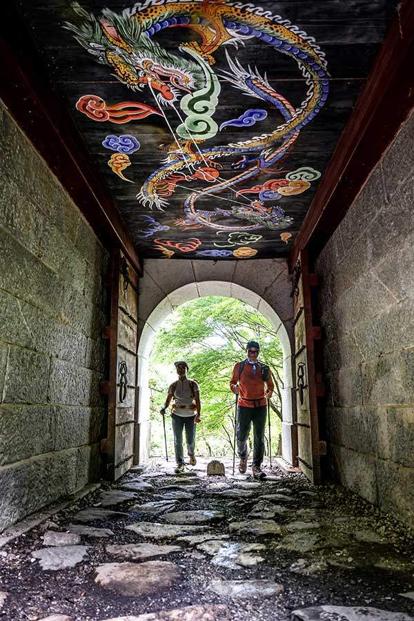 금오산성 대혜문지금도 전쟁을 거뜬히 치를 수 있을 것처럼 튼튼해 보이는 성문. 대혜문을 지나면 입산 의례를 마친 것마냥 짙은 숲의 세계가 나온다.&nbsp;