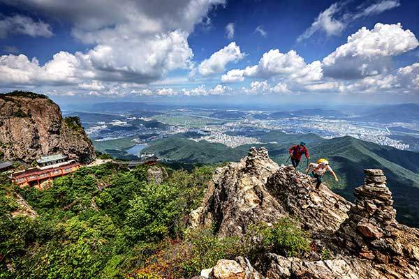 쌍거북바위에서 본 약사암과 구미시내. 정상도 경치가 좋지만, 쌍거북바위에서 본 경치가 가장 금오산답다. 다만 찾아가는 길이 모호하므로 주의해야 한다.
