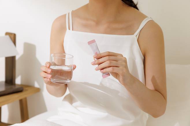 건강기능식품을 먹고 소화불량이나 가려움 등 이상사례를 겪었다는 신고가 올해 2500건을 넘은 것으로 나타났다. 클립아트코리아 제공