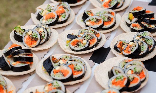 지난 2024년 10월 열린 김천김밥축제에서 용기에 담겨져 제공된 김밥들. 김천시 제공