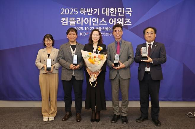 정흥규 한국전력 준법경영실장이 지난 24일 서울 중구 서울스퀘어에서 열린 2025 하반기 대한민국 컴플라이언스 어워즈에서 수상한 뒤 기념촬영을 하고 있다. 한전 제공.