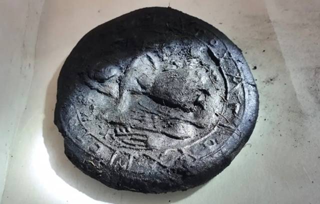 튀르키예에서 예수 그리스도의 모습이 새겨진 빵이 발견됐다. 전문가들은 이를 초기 기독교 의식에서 사용된 성찬식 빵으로 추정하고 있다. 카라만 발리리기 페이스북 자료