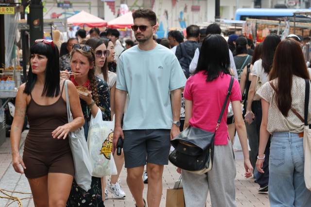 지난 8월 31일 서울 중구 명동거리가 외국인 관광객과 시민들로 붐비고 있다. 뉴스1