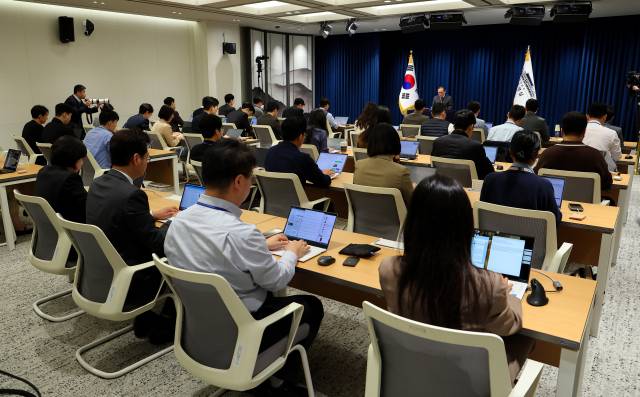 24일 용산 대통령실 브리핑룸에서 취재진이 위성락 국가안보실장의 이재명 대통령 아세안 순방 및 APEC 정상회의 일정 관련 브리핑을 취재하고 있다.