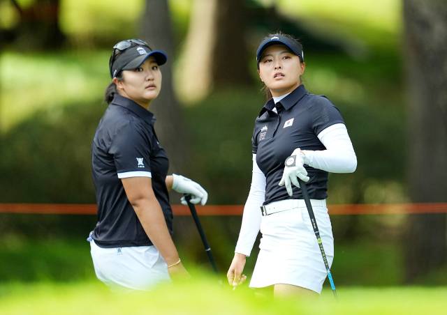 티샷을 한 뒤 공을 바라보고 있는 고진영(오른쪽)과 유해란. 사진 제공=LPGA