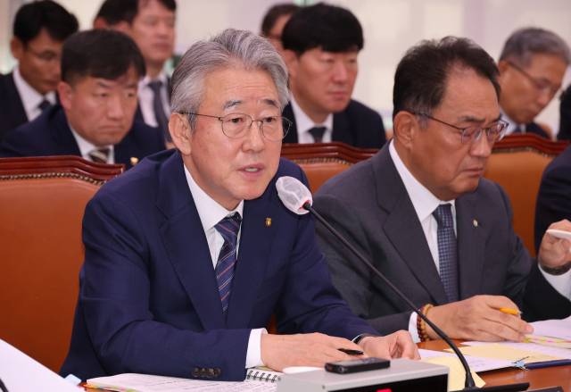 강호동 농업협동조합중앙회 회장이 24일 서울 여의도 국회 농림축산식품해양수산위원회에서 열린 국정감사에서 의원 질의에 답하고 있다. 연합뉴스
