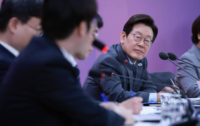 이재명 대통령이 24일 대구 엑스코에서 열린 '대구의 마음을 듣다' 타운홀미팅에서 하정우 인공지능(AI)미래기획수석의 발언을 듣고 있다. 연합뉴스