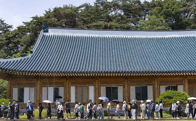이재명 대통령이 집무실을 청와대로 이전하겠다는 방침을 밝힌 이후 6월5일 서울 종로구 청와대 내 대통령 관저가 관람객들로 붐비고 있는 모습. ⓒ연합뉴스