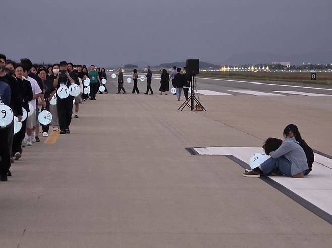 추석 당일인 6일 오후 전남 무안군 무안국제공항에서 12·29 무안공항 제주항공 여객기 참사 유가족들이 유등 행사를 진행하고 있다. ⓒ시사저널 이태준