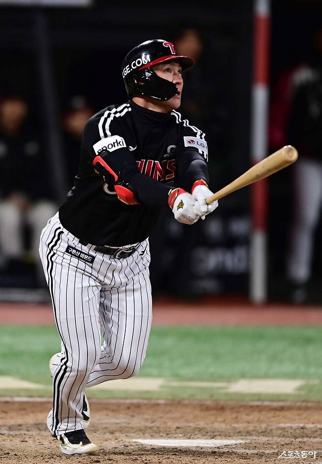 LG 오지환이 2023년 11월 10일 수원KT위즈파크에서 열린 한국시리즈 3차전 9회초 2사 1·2루서 역전 결승 3점홈런을 치고 있다. 스포츠동아DB