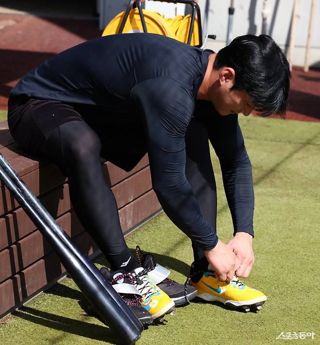 LG 오지환이 이천 LG챔피언스파크에서 열린 한국시리즈 대비 합숙 훈련 도중 스파이크 끈을 묶고 있다. 사진제공｜LG 트윈스