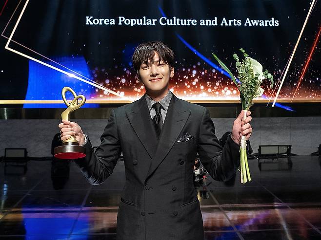 배우 지창욱이 23일 서울 중구 국립극장 해오름극장에서 열린 ‘제16회 대한민국 대중문화예술상’에서 문화체육관광부 장관 표창을 수여받고 기념 촬영을 하고 있다.  사진제공ㅣ스프링 컴퍼니