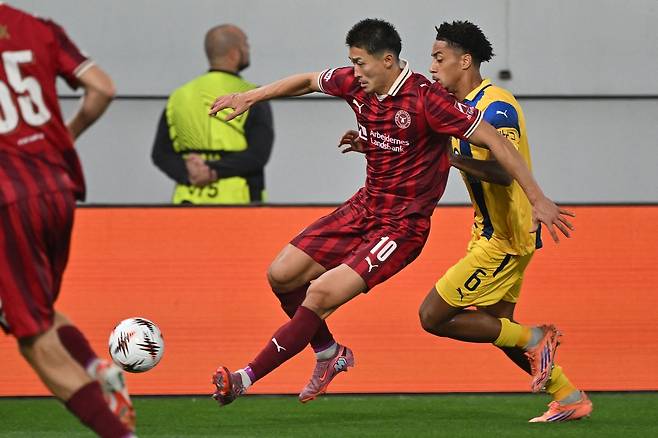 미트윌란의 조규성이 24일 세르비아 바치카토폴라에서 열린 마카비 텔아비브와의 유로파리그 경기 도중 상대 선수와 볼을 다투고 있다. AFP연합뉴스