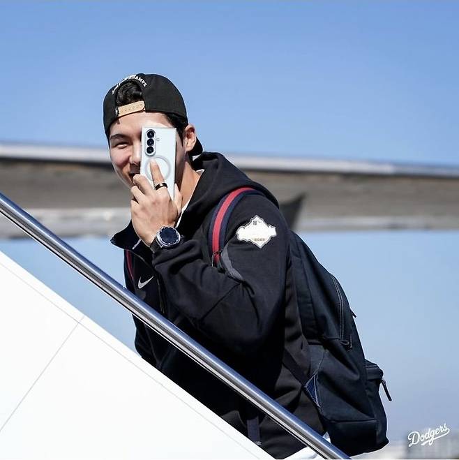 LA 다저스 김혜성이 선수단 전용기에 탑승하고 있다. LA 다저스 SNS 캡처