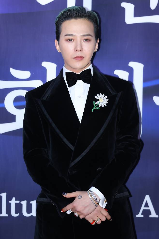 가수 지드래곤이 23일 오후 서울 중구 국립극장 해오름극장에서 열린 ‘2025 대한민국 대중문화예술상 시상식’ 레드카펫 행사에서 포즈를 취하고 있다. 연합뉴스