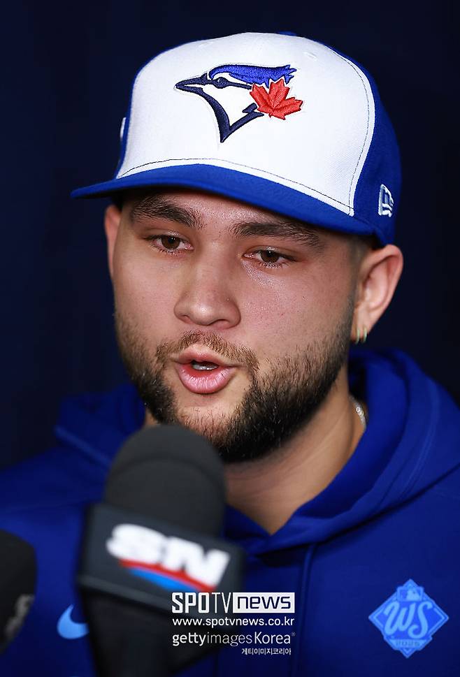 ▲ 취재진과 인터뷰하는 보 비셋.