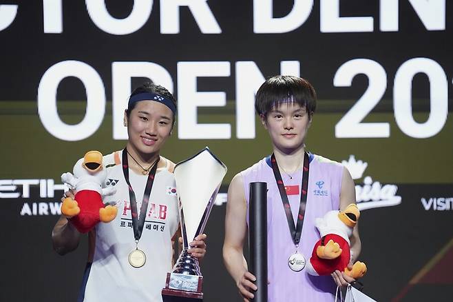 ▲ 김가은을 제압하고 프랑스오픈 4강에 오른 왕즈이(사진 오른쪽) ⓒ 연합뉴스/AP