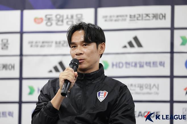 24일 인천 중구 하버파크호텔에서 열린 K리그 인터내셔널 유스컵 인천 2025 개막 미디어데이에 참석한 배기종 매탄고(수원 삼성 U-18팀) 감독이 취재진 질문에 답하고 있다. /사진=한국프로축구연맹 제공