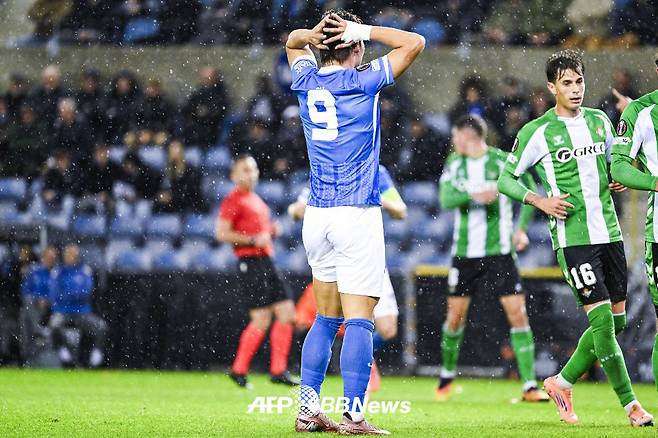24일(한국시간) 벨기에 헹크의 체게카 아레나에서 열린 레알 베티스와의 2025~2026 유럽축구연맹(UEFA) 유로파리그 리그 페이즈 3차전 레알 베티스전에 출전한 KRC 헹크 오현규가 기회를 놓친 뒤 아쉬워하고 있다. /AFPBBNews=뉴스1