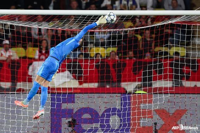 토트넘 홋스퍼 골키퍼 굴리에모 비카리오가 AS모나코전 슈팅을 선방하고 있다. /AFPBBNews=뉴스1