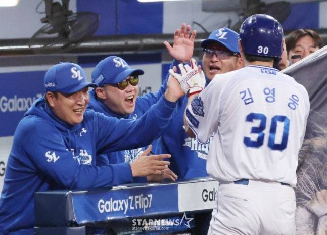 삼성 박진만 감독(왼쪽 2번째)이 22일 열린 2025 KBO 플레이오프 4차전에서 7회말 김영웅이 역전 3점포를 치자 기뻐하고 있다. /사진=김진경 대기자