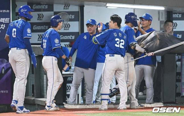 삼성 박진만 감독(왼쪽 3번째)이 지난 8월 17일 사직 롯데전에서 8회초 김영웅이 동점 만루홈런을 터트리자 기뻐하고 있다.