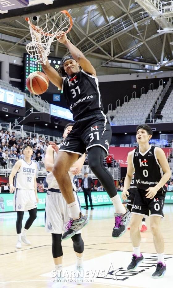 힉스(31번)가 고양 소노를 상대로 덩크슛을 날리고 있다. /사진=강영조 선임기자
