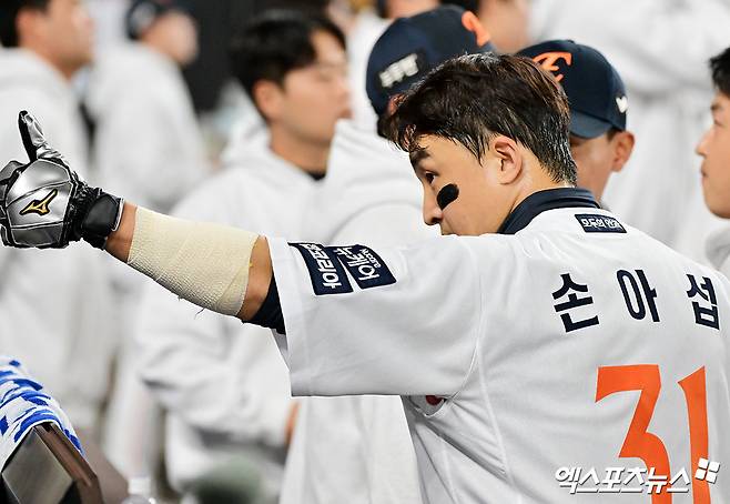 24일 오후 대전 한화생명 볼파크에서 열린 '2025 신한 SOL Bank KBO 포스트시즌' 삼성 라이온즈와 한화 이글스의 플레이오프 5차전 경기, 1회말 1사 2,3루 한화 손아섭이 노시환이 1타점 적시타때 득점에 성공한 후 폰세를 향해 엄지손가락을 치켜 세우고 있다. 대전, 김한준 기자