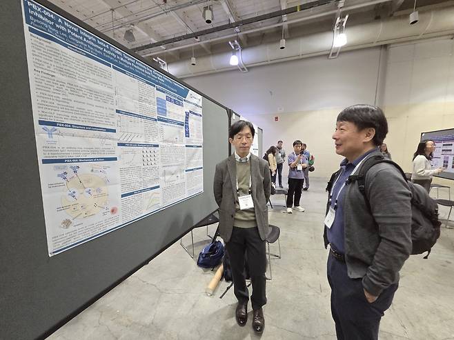 포스터 발표 설명하는 정두영 피노바이오 대표(사진 왼쪽) [촬영 최현석]