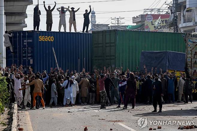 파키스탄 라호르 시위서 컨테이너로 도로 막은 TLP 지지자들 [AFP 연합뉴스 자료사진. 재판매 및 DB 금지]