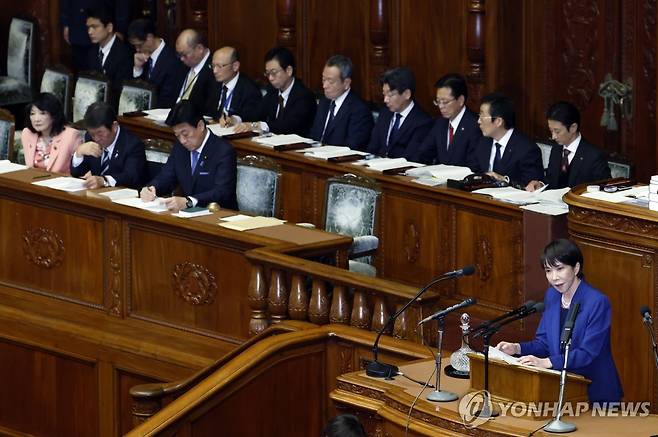 국회에서 첫 연설하는 다카이치 사나에 일본 총리 (도쿄 EPA=연합뉴스) 다카이치 사나에 일본 총리가 24일 중의원(하원)에서 소신표명 연설을 하고 있다.