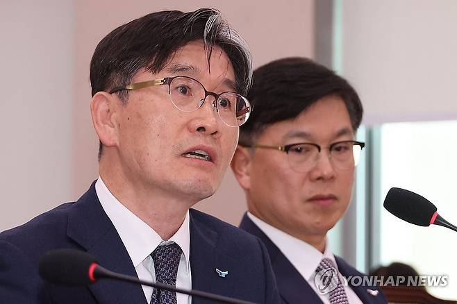 답변하는 오동운 공수처장 (서울=연합뉴스) 김주성 기자 = 오동운 고위공직자범죄수사처(공수처) 처장이 24일 서울 여의도 국회 법제사법위원회에서 열린 공수처에 대한 국정감사에서 위원 질의에 답하고 있다. 2025.10.24 utzza@yna.co.kr