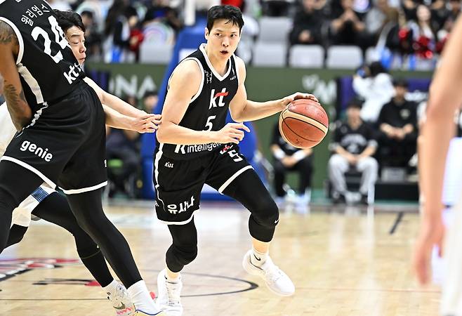 드리블하는 김선형 [KBL 제공. 재판매 및 DB 금지]