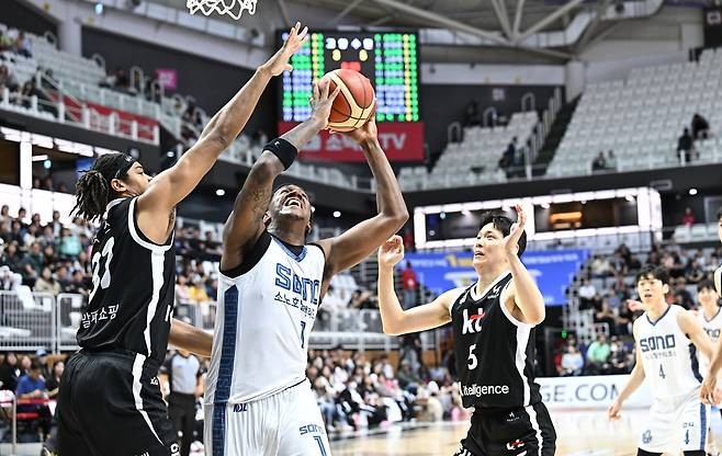 공격하는 네이던 나이트 [KBL 제공. 재판매 및 DB 금지]