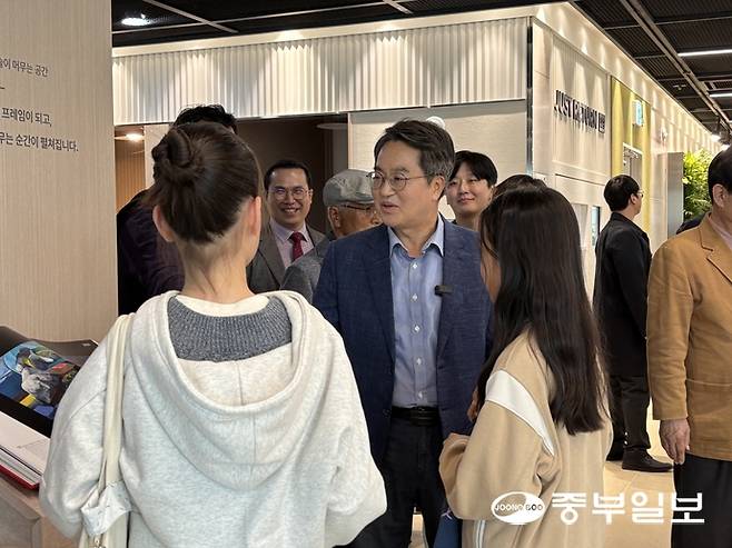 김동연 경기도지사가 25일 수원 영통구 경기도도서관에서 열린 첫만남투어에서 도민들과 이야기를 나누고 있다. 이지은기자