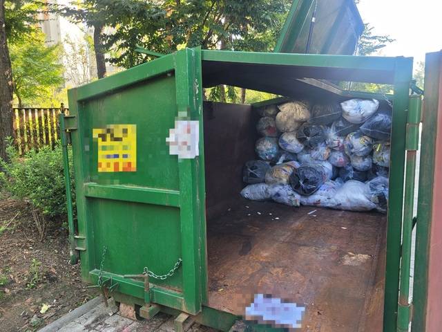 지난주 주말 한차례 비워진 A학교의 암롤박스가 3일만에 절반가량 찼다. 문채연 기자