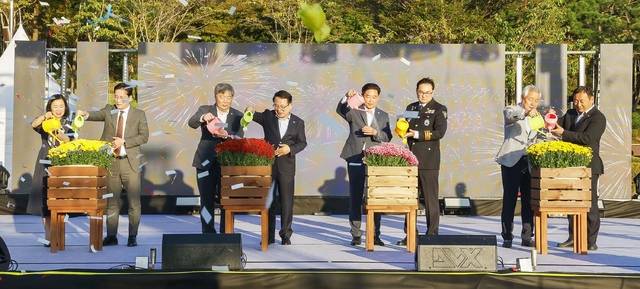 24일 제22회 익산 천만송이 국화축제 개막식에서 주요 내빈들이 개막 퍼포먼스를 하고 있다./사진 제공=익산시
